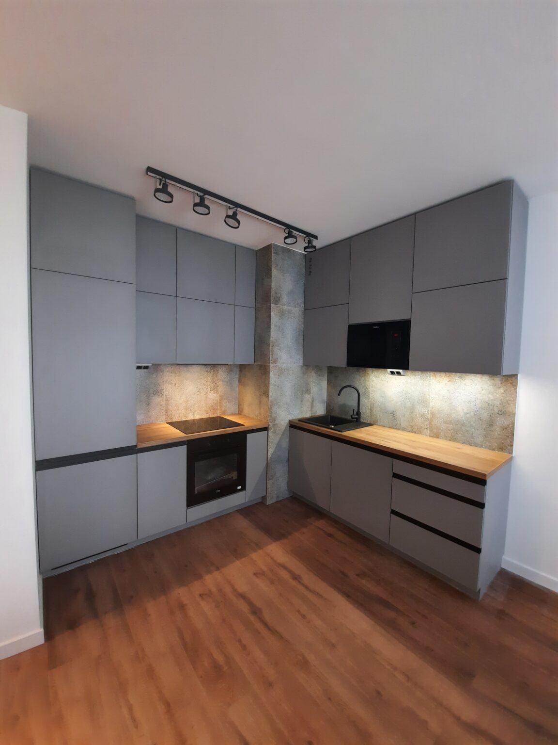 Kuchnia na wymiar Gdańsk – biała zabudowa kuchenna z drewnianym blatem, realizacja MOS Meble