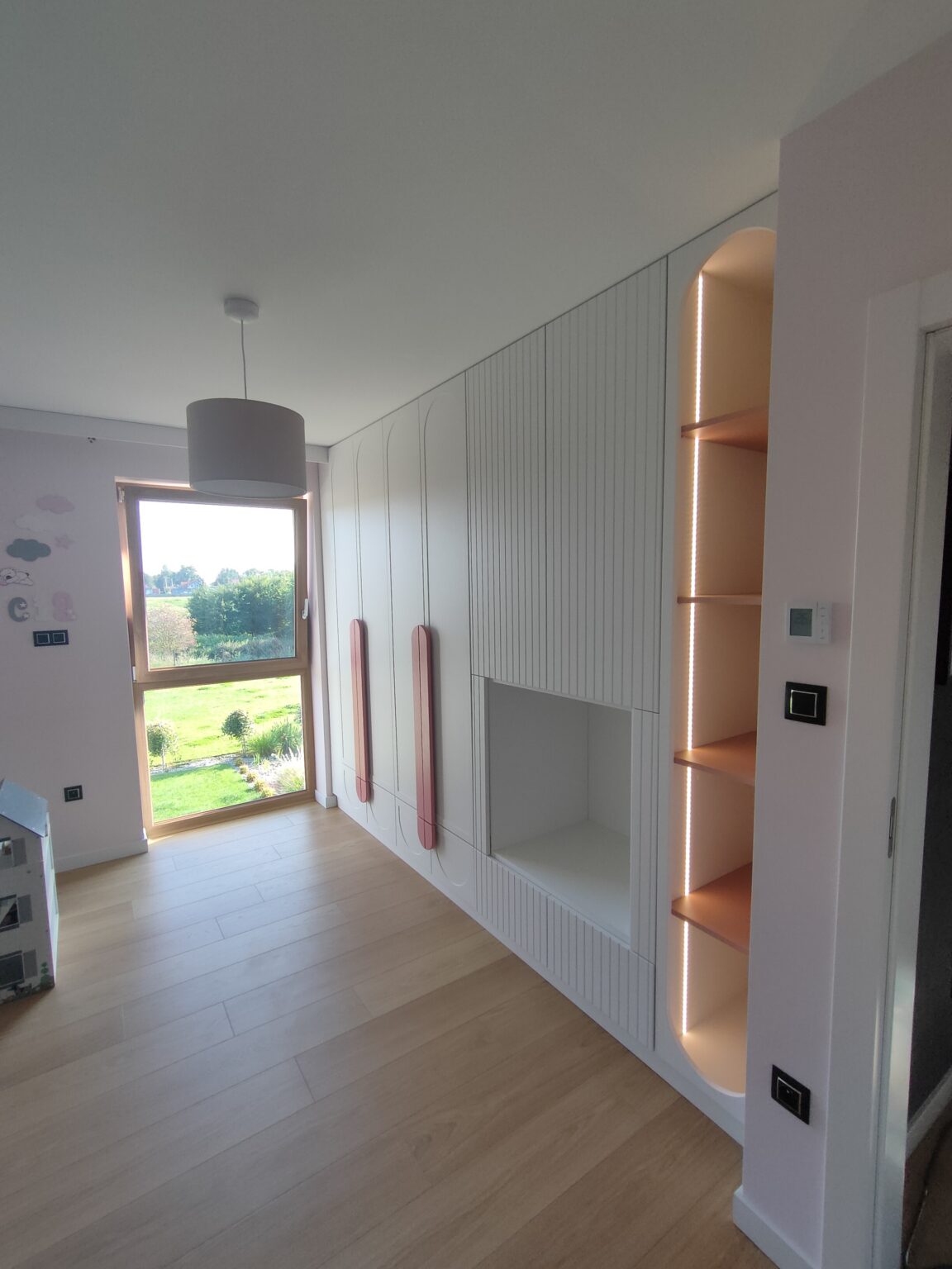 Szafa wnękowa na wymiar Gdańsk – biała szafa z drzwiami przesuwnymi, realizacja MOS Meble