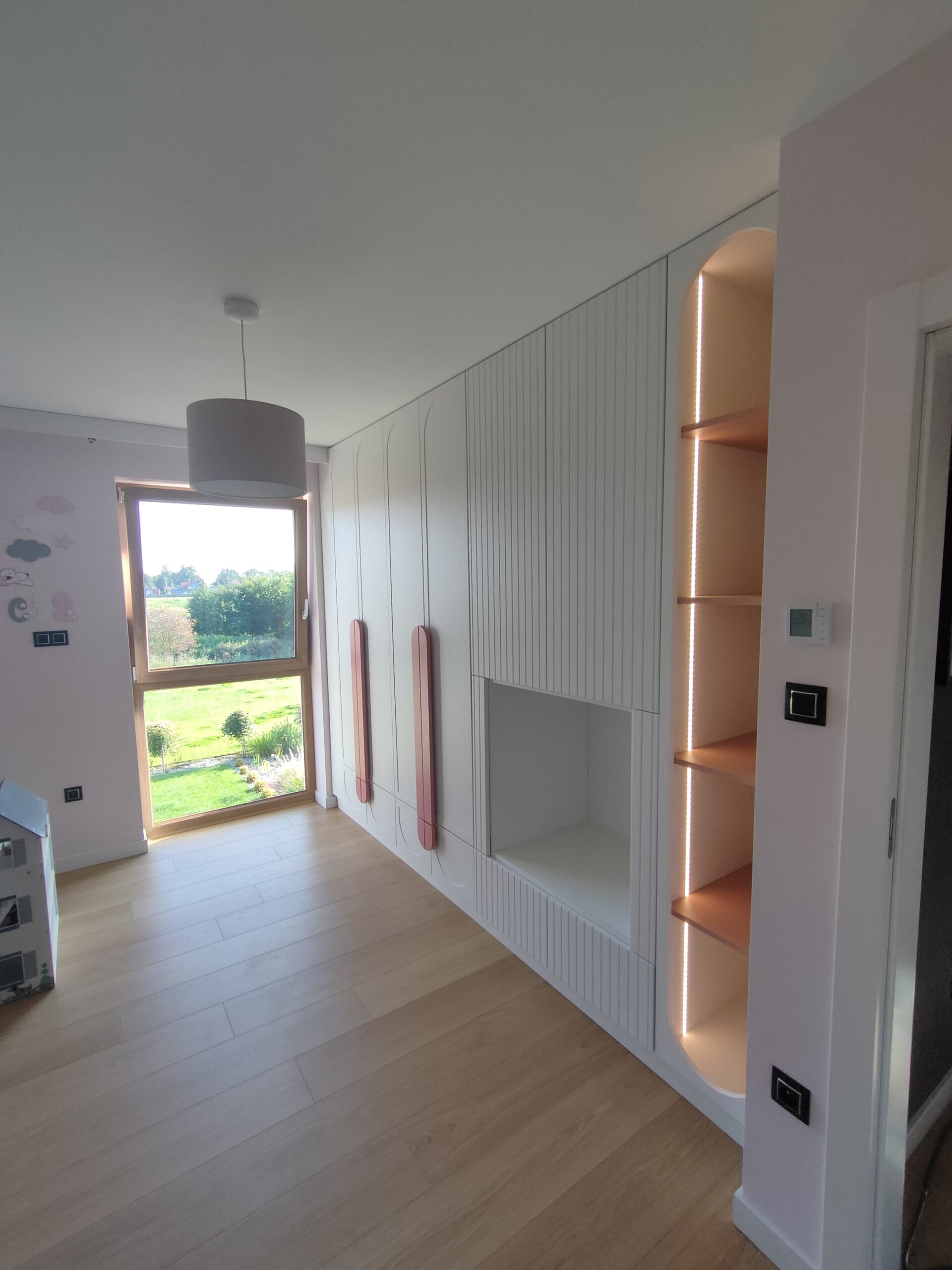 Szafy wnękowe Gdańsk – szafa na wymiar z drzwiami przesuwnymi od MOS Meble